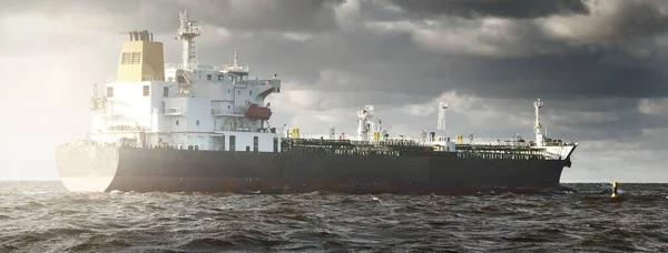 Großes Frachtschiff Das Unter Dramatisch Stürmischem Himmel Auf Offener See — Stockfoto