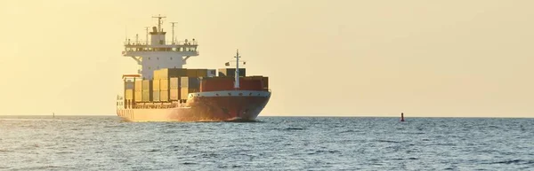 Duży Kontenerowiec Opuszczający Port Norfolk Zachodzie Słońca Zbliżenie Virginia Usa — Zdjęcie stockowe