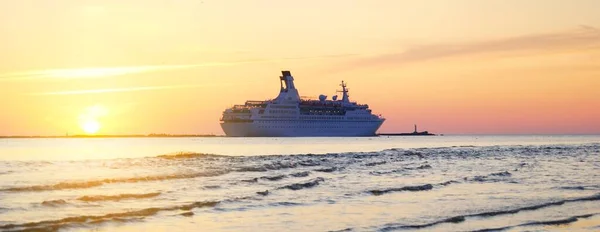 Grande Navio Cruzeiro Branco Navio Passageiros Navegando Baía Riga Mar — Fotografia de Stock