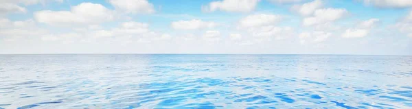 Błękitne Niebo Chmurami Kumulującymi Morze Śródziemne Sielankowy Pejzaż Morski Symetria — Zdjęcie stockowe
