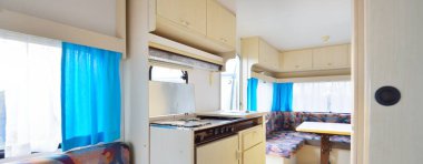 Bir karavanın içinde. Panoramik manzara. Yatak odası, yemek odası, mutfak. Yerel iş konsepti. Hollanda 'da. Karavan, karavan, ulaşım, yolculuk, seyahat, eko-turizm, yaşam tarzı, konfor