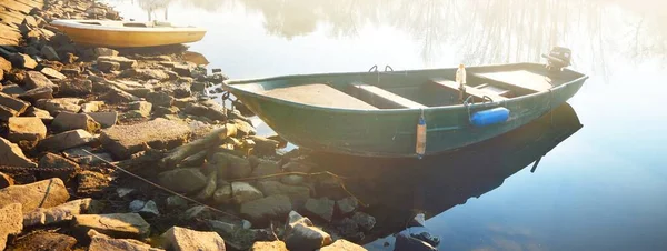 Puste Skaliste Brzegi Renu Drewniane Łodzie Bliska Brak Ludzi Powodu — Zdjęcie stockowe