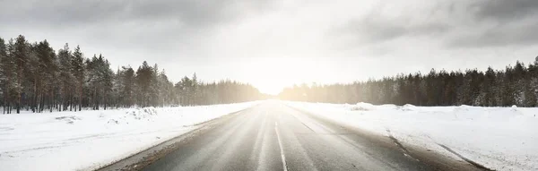 Ένας Άδειος Καθαρός Αυτοκινητόδρομος Μέσα Από Χιονισμένα Χωράφια Και Κωνοφόρα — Φωτογραφία Αρχείου