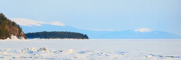 Ledový Tlakový Hřeben Zamrzlém Břehu Jezera Horské Vrcholy Pozadí Dramatická — Stock fotografie