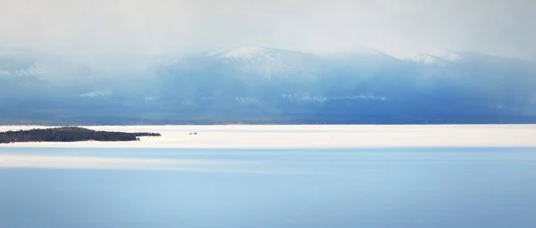 湖の海岸 森林や山の峰のパノラマの空中ビュー 冬の風景 壮大な夕日の空 気候変動 生態系 遠隔地 — ストック写真