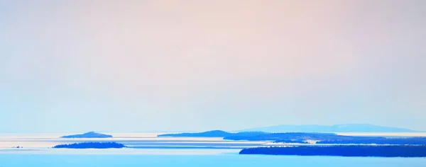 Панорамний Вид Береги Озера Ліси Гірські Вершини Зимовий Пейзаж Епічне — стокове фото