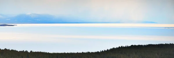 Panoramautsikt Innsjøens Bredder Skog Fjelltopper Vinterlandskap Episk Solnedgangshimmel Miljø Klimaendringer – stockfoto