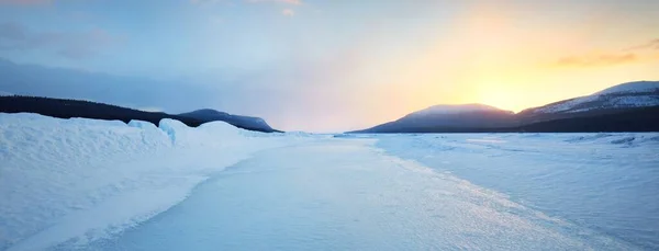 Tlak Ledu Zamrzlém Břehu Jezera Při Západu Slunce Horské Vrcholy — Stock fotografie