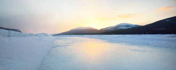 Tlak Ledu Zamrzlém Břehu Jezera Při Západu Slunce Horské Vrcholy — Stock fotografie