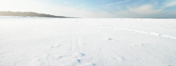 晴れた日に冷凍バルト海の海岸 雪のテクスチャを閉じるまで 青い空だ 絵のように美しい冬の風景 コンセプトイメージ 気候変動 地球温暖化 — ストック写真