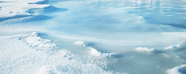 Açık Bir Günde Donmuş Bir Deniz Kıyısında Buz Basıncı Sırtı — Stok fotoğraf