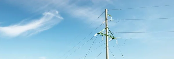 電力線だ 澄んだ空 コンセプト都市景観 エネルギー 環境被害 生態系 インフラ — ストック写真