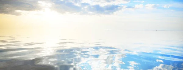 Отплытие Закате Яркие Вечерние Облака Теплый Солнечный Свет Потрясающая Морская — стоковое фото