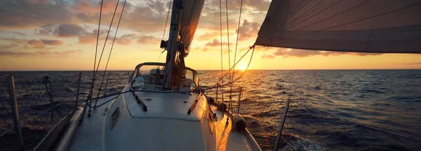 Білий Вітрильник Відкритому Морі Заході Сонця Одинока Рука Пливе Футовій — стокове фото