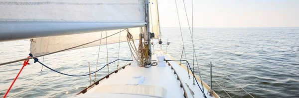 在晴朗的日子里 白色的游艇在开阔的海面上航行 从甲板到船头向下俯瞰 桅杆和帆 系紧设备 在西班牙和非洲附近航行的夏季大西洋 — 图库照片