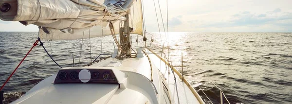 Біла Яхта Пливе Відкритому Морі Сонячний Літній День Вгорі Вниз — стокове фото