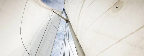 Bulutlu Mavi Gökyüzüne Karşı Donanımlı Bir Yatın Beyaz Yelkenlileri Ekipmanları — Stok fotoğraf