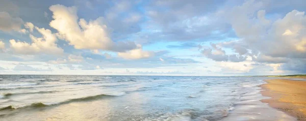 Cielo Despejado Con Nubes Cúmulos Brillantes Sobre Orilla Del Mar —  Fotos de Stock