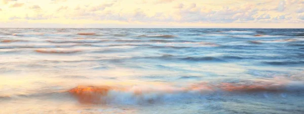 Epickie Kolorowe Świecące Złote Chmury Zachodu Słońca Nad Morzem Burzy — Zdjęcie stockowe