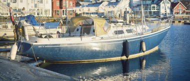 Kış şalopası donanımlı yatlar ve kesiciler karla kaplı bir rıhtıma demirlendi. Güneşli kış günü. Norveç. Denizcilik gemisi, ulaşım, spor, eğlence, boş zaman aktivitesi, hizmet