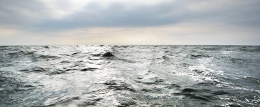 Fırtınadan önce açık Baltık Denizi 'nin üzerinde parlayan bulutlar. İsveç dramatik gökyüzü, destansı deniz manzarası. Yattan bir manzara. Zorlu bir havada yelken açmak