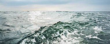 Fırtınadan önce açık Baltık Denizi 'nin üzerinde parlayan bulutlar. İsveç dramatik gökyüzü, destansı deniz manzarası. Yattan bir manzara. Zorlu bir havada yelken açmak