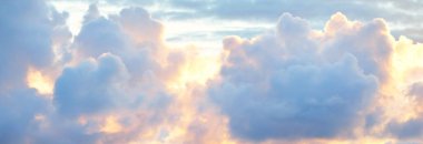 Açık mavi gökyüzü. Pembe ve altın rengi sirrus ve kümülüs bulutları fırtına üstüne, yumuşak güneş ışığı. Dramatik gün batımı bulutları. Meteoroloji, cennet, barış, grafik kaynakları, pitoresk panoramik manzara