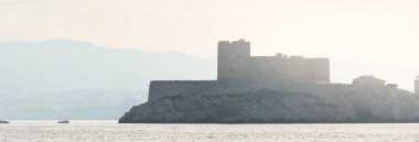 Yelkenli teknenin yakınından kale kulesi görünüyor. Seyahat yerleri, ulusal dönüm noktaları, geziler.