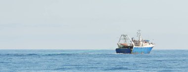 Açık bir Akdeniz 'de balık çiftliği, balıkçı teknesi (küçük gemi) yakın plan, İspanya. Gıda endüstrisi, geleneksel zanaat ve alternatif üretim, çevresel hasar ve koruma