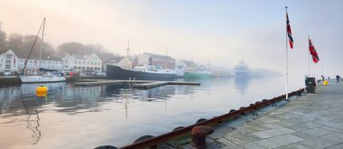 Eski yolcu gemisi ve yatlar şehir merkezindeki bir rıhtıma demirlemiş. Stavanger seti, Norveç. Seyahat yerleri, turizm, turizm, manzara, deniz manzarası, gezi, eğlence, ulaşım, deniz aracı