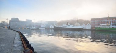 Eski yolcu gemisi ve yatlar şehir merkezindeki bir rıhtıma demirlemiş. Stavanger seti, Norveç. Seyahat yerleri, turizm, turizm, manzara, deniz manzarası, gezi, eğlence, ulaşım, deniz aracı