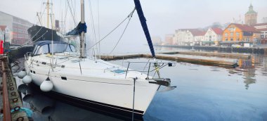 Eski yolcu gemisi ve yatlar şehir merkezindeki bir rıhtıma demirlemiş. Stavanger seti, Norveç. Seyahat yerleri, turizm, turizm, manzara, deniz manzarası, gezi, eğlence, ulaşım, deniz aracı