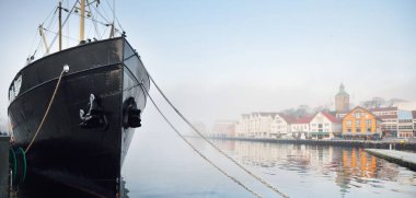 Şehir merkezindeki bir rıhtıma demirlemiş zarif bir yolcu gemisi. Stavanger seti, Norveç. Seyahat yerleri, turizm, turizm, manzara, deniz manzarası, gezi, eğlence, ulaşım, deniz aracı