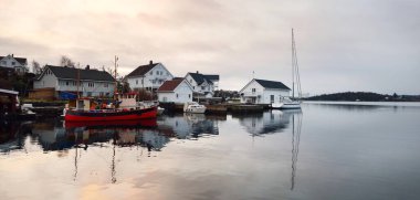 Yat marinasının panoramik manzarası, modern geleneksel mimari. Stavanger, Rogaland, Norveç. Dramatik gökyüzü, parlayan günbatımı bulutları. Seyahat yerleri, turizm, yelkencilik, seyahat