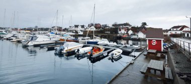 Yat limanının panoramik manzarası. Yelkenliler, tekneler, balıkçı tekneleri. Stavanger, Rogaland, Norveç. Dramatik bir gökyüzü. Doğa, seyahat merkezleri, turizm, yelkencilik, boş zaman aktivitesi, seyahat, hizmet