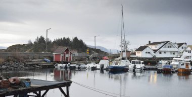 Yat limanının panoramik manzarası. Yelkenliler, tekneler, balıkçı tekneleri. Stavanger, Rogaland, Norveç. Dramatik bir gökyüzü. Doğa, seyahat merkezleri, turizm, yelkencilik, boş zaman aktivitesi, seyahat, hizmet
