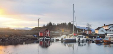 Yat limanının panoramik manzarası. Yelkenliler, tekneler, balıkçı tekneleri. Stavanger, Rogaland, Norveç. Dramatik bir gökyüzü. Doğa, seyahat merkezleri, turizm, yelkencilik, boş zaman aktivitesi, seyahat, hizmet