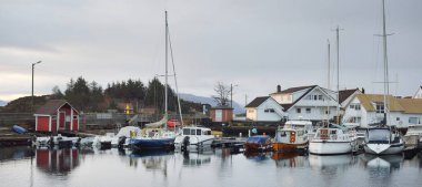 Yat limanının panoramik manzarası. Yelkenliler, tekneler, balıkçı tekneleri. Stavanger, Rogaland, Norveç. Dramatik bir gökyüzü. Doğa, seyahat merkezleri, turizm, yelkencilik, boş zaman aktivitesi, seyahat, hizmet