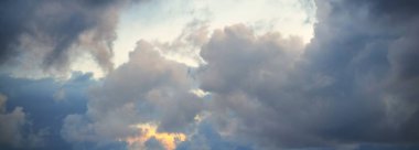 Süslü bulutlar. Dramatik bir gökyüzü. Destansı fırtına bulutları. Yumuşak güneş ışığı. Panoramik görüntü, doku, arkaplan, grafik kaynakları, tasarım, kopyalama alanı. Meteoroloji, cennet, umut, barış kavramı