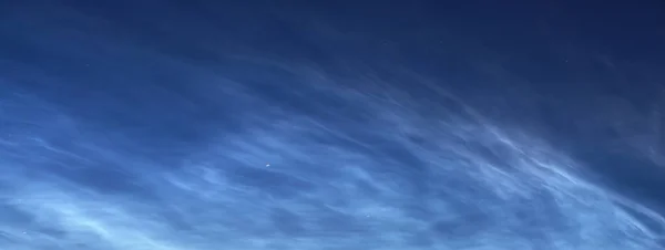 Yaz Gündönümü Gecesinde Gece Bulutları Olan Yıldızlı Gökyüzü Işığı Yıldızlar — Stok fotoğraf
