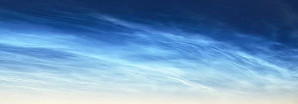 Cielo Estrellado Con Nubes Noctilucentes Noche Del Solsticio Verano Luz —  Fotos de Stock