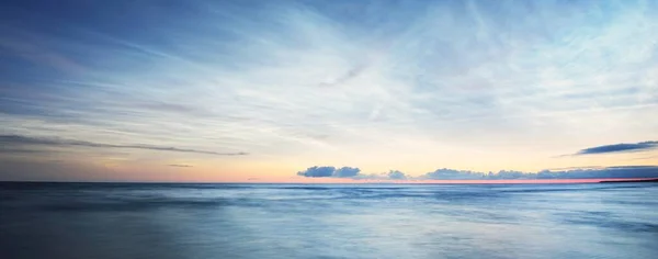 夏の冬至の夜にバルト海の海岸の上に夜行性の雲を持つ星空 黄金の流れる太陽 長時間露光 幻想的な雲景 自然パターンだ 抽象美術 ラトビア — ストック写真