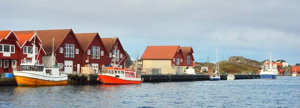 摩托艇 帆船和渔船停泊在挪威罗加兰地区一个小村庄的码头上 传统建筑 戏剧化的夜空 旅行目的地 休闲活动 — 图库照片