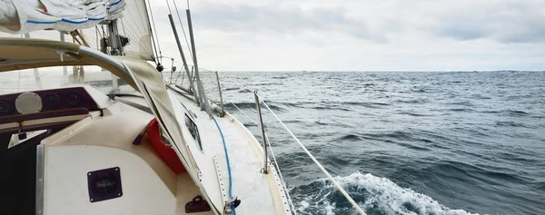 Белая Яхта Плывущая Северному Морю Облачный День Темное Небо Бури — стоковое фото