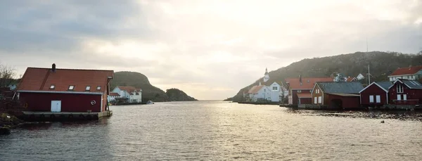 Panoramisch Uitzicht Een Klein Dorp Fjorden Moderne Traditionele Huizen Met — Stockfoto