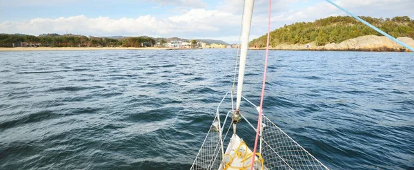 风暴过后 白色游艇在北海航行 从甲板俯瞰到船头和船帆 为背景 — 图库照片