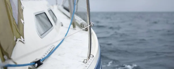 Fırtına Sırasında Yat Gezintisi Güverteden Pruvaya Yakın Görüntü Direk Yelkenler — Stok fotoğraf