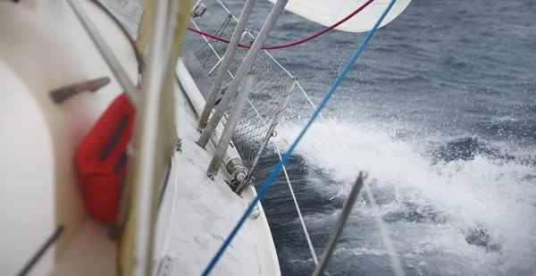 Jachta Plující Během Bouře Pohled Zblízka Paluby Příď Stěžeň Plachty — Stock fotografie