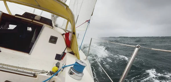 嵐の中ヨットセーリング デッキから弓 マスト 帆へのクローズアップビュー 劇的な空 暗い雲 水の飛沫 ノルウェー 壮大な海の景色 — ストック写真