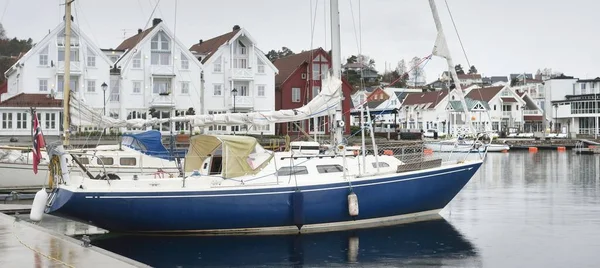 Motorcsónakok Jachtok Vitorlázás Halászhajók Kikötve Egy Mólón Egy Kis Falu — Stock Fotó